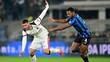 Santi Gimenez es desplazado contra Atalanta (Reuters)