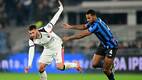 Santi Gimenez es desplazado contra Atalanta (Reuters)