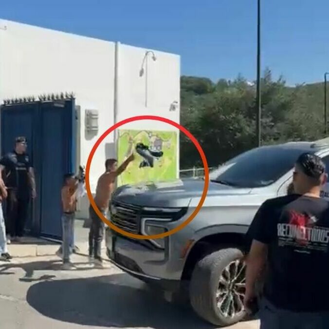 Aficionado aventó su playera por una firma de Ramos. (Foto: captura de pantalla)