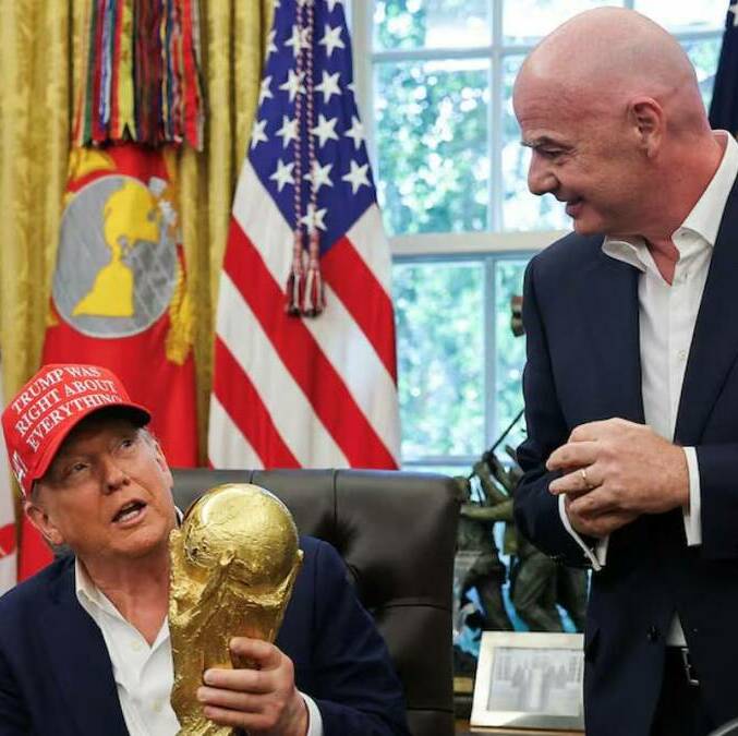 Donald Trump y Gianni Infantino con el trofeo del Mundial (Reuters)