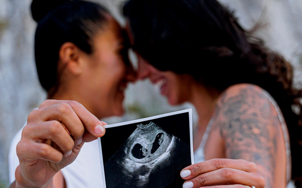 Bianca Sierra y Stephany Mayor anuncian embarazo. (Foto: Twitter @Bfromthe_BAYY)