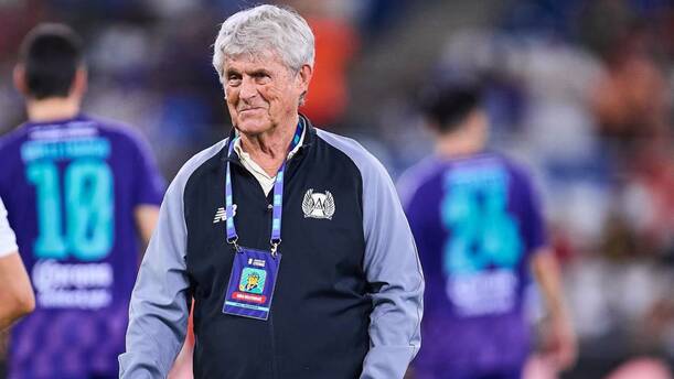 Bora Milutinovic ve una gran desventaja para Chivas (Mexsport)