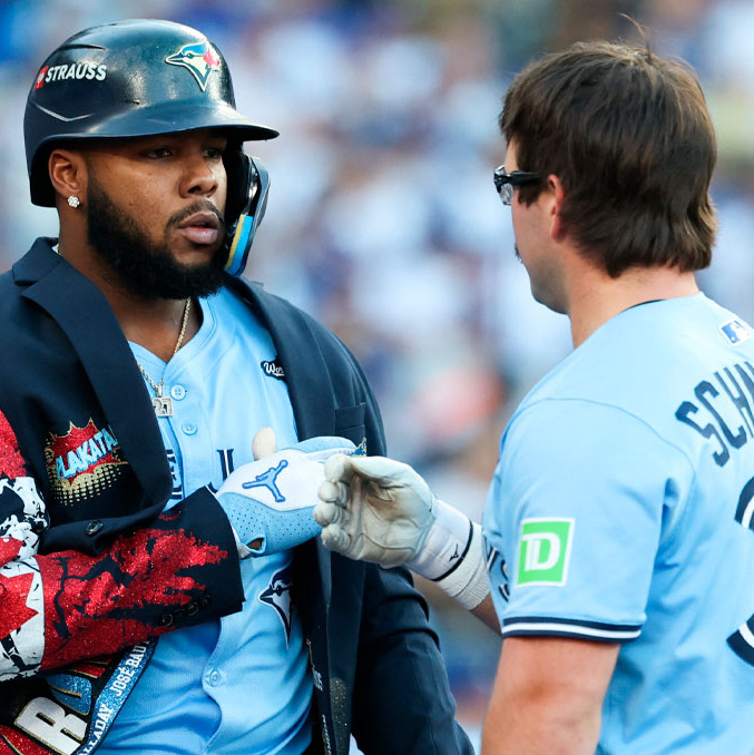 Schneider y Guerrero se pusieron la chamarra de home runs de Toronto. (Foto: Reuters)