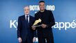 Florentino hizo entrega del Balón de Oro a Mbappé. (Foto: @RealMadrid)