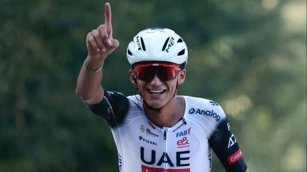 Isaac del Toro en el Giro del Piemonte (X: @TeamEmiratesUAE)