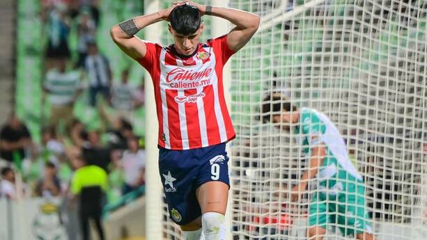Alan Pulido se lamenta tras fallar un penal (Imago7)