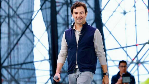 Checo Pérez durante un acto promocional (@schecoperez)