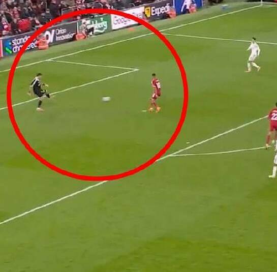 Dibu Martínez cometió error ante Liverpool / Reuters