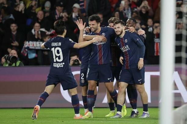 Jugadores de PSG celebran la anotación (EFE)