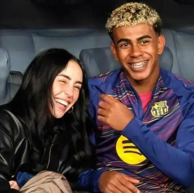Lamine Yamal y Nicki Nicole en un juego del Barcelona (UEFA)