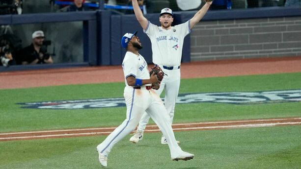Vladimir Guerrero Jr. y el pitcher Trey Yesavage (Reuters)