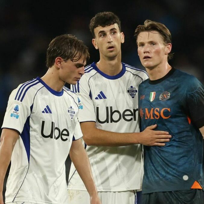 Nico Paz, Jacobo Ramón y Scott McTominay (Reuters)