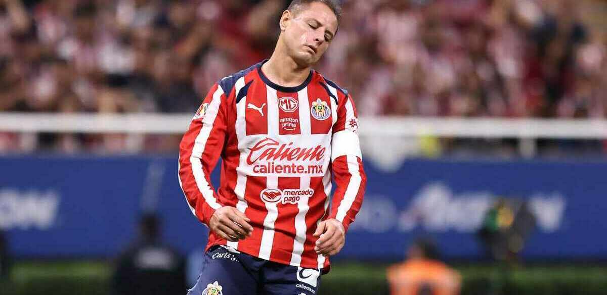 Chicharito, con más pena que gloria en Chivas (Imago7)