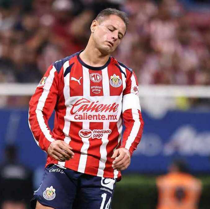 Chicharito, con más pena que gloria en Chivas (Imago7)