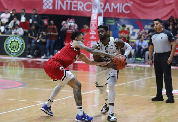 Fuerza Regia y Diablos comenzaron la batalla por el título (Javier Ríos)