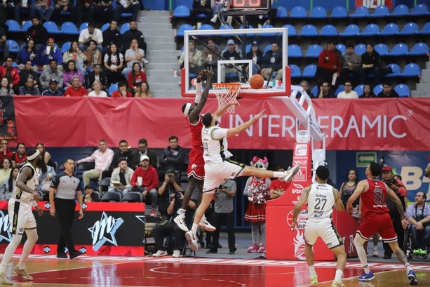 Fuerza Regia tuvo un primer juego increíble (Javier Ríos)