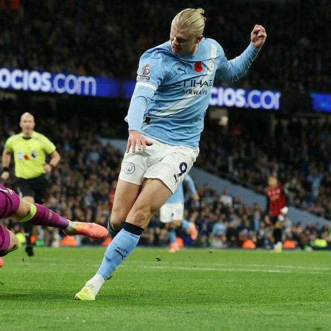 Haaland define uno de sus goles (Reuters)