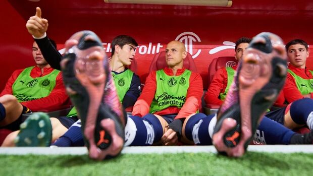 Chicharito dando consejos a la Hormiga. (Foto: Mexsport)