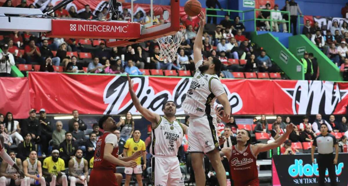 Fuerza Regia consigue el primer triunfo en la Serie Final (Javier Ríos)