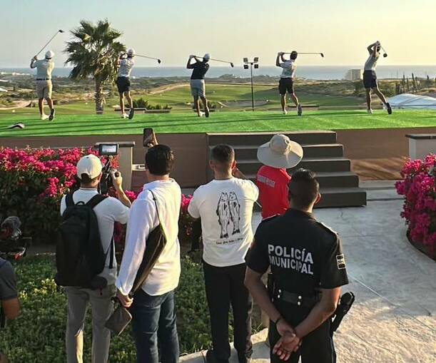 Golfistas practican ante la mirada de la gente (Olga Hirata)