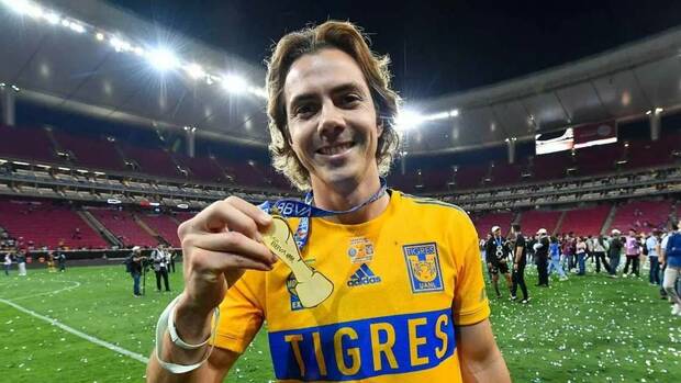 Sebastián Córdova presume su medalla de campeón (Tigres)