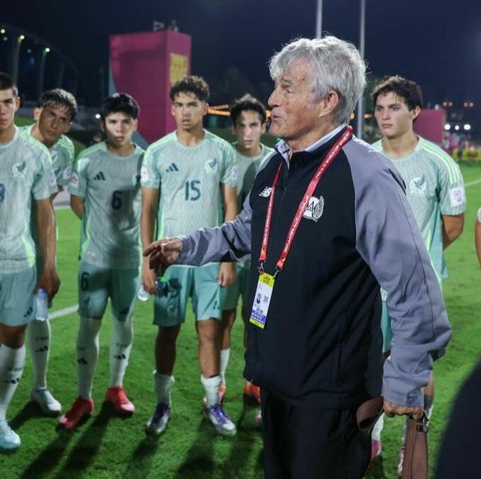 Bora Milutinovic con los jóvenes mexicanos en el Mundial Sub-17 (Cortesía)