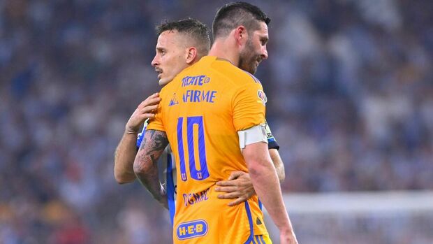 Canales y Gignac se abrazaron en un Clásico Regio. (Foto: Imago7)