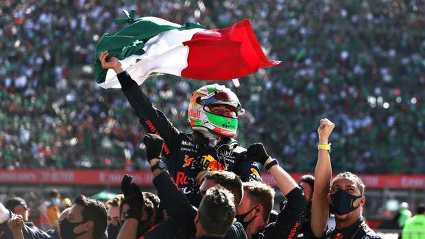Checo Pérez tras alcanzar el podio en el GP de México 2023 (@schecoperez)