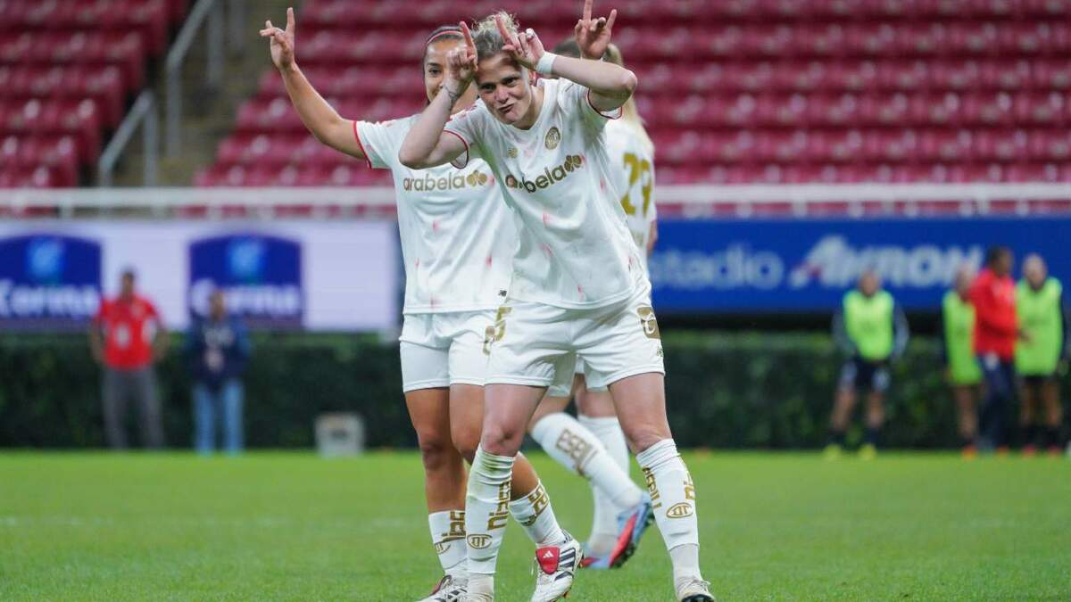 Faustine Robert hizo doblete para igualar el partido (Imago7)