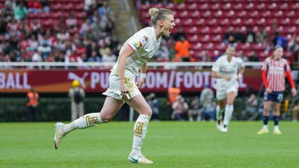 Faustine Robert marcó dos goles ante Chivas