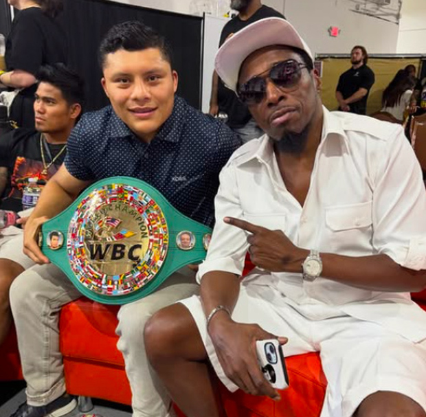 Pitbull recibe el apoyo de mucha gente, como del comediante y actor Edward Griffin.