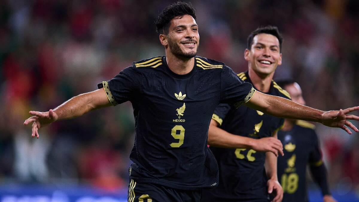 Raúl Jiménez recibe el premio a mejor gol del año / Mexsport