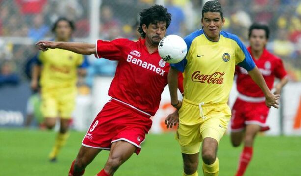 Cardozo pelea el balón contra América en 2003 (Mexsport)