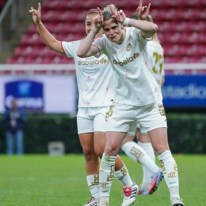 Faustine Robert hizo doblete para igualar el partido (Imago7)