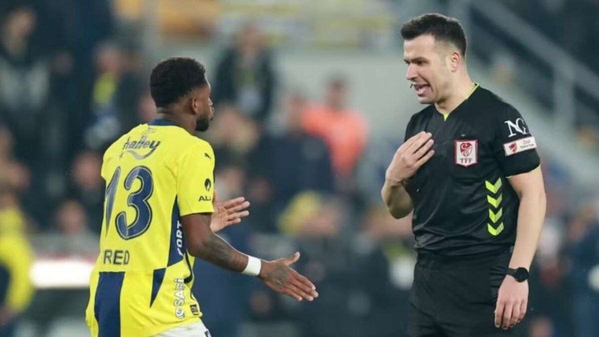 Fred, del Fenerbahce, en discusión con un árbitro (Reuters)
