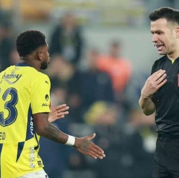 Fred, del Fenerbahce, en discusión con un árbitro (Reuters)