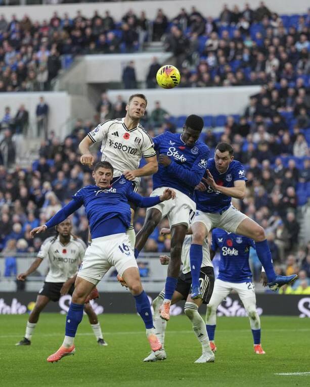 Batalla aérea en el Everton vs. Fulham (Reuters)