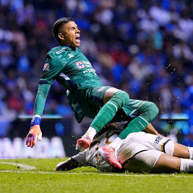 Entrada de Adalberto Carrasquilla a Kevin Mier (Imago7)