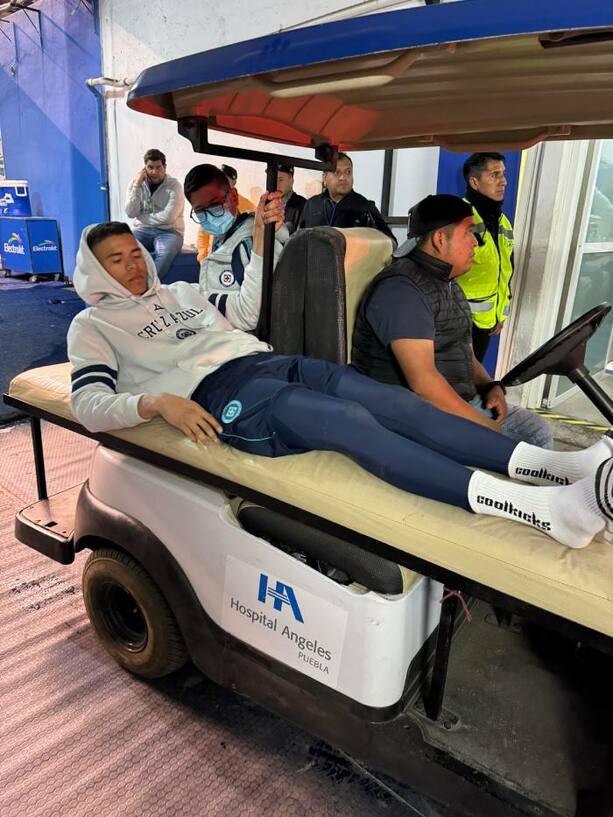 Kevin Mier en la camilla (Captura)