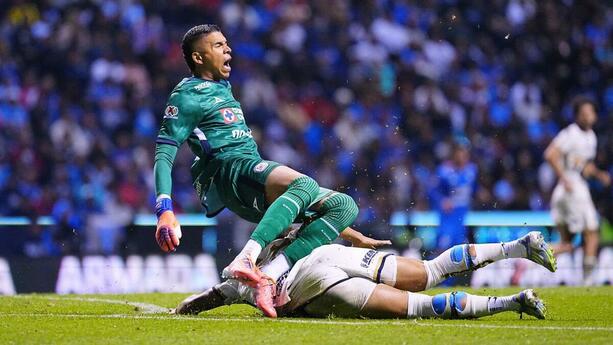 Kevin Mier salió gravemente lesionado (Imago7)