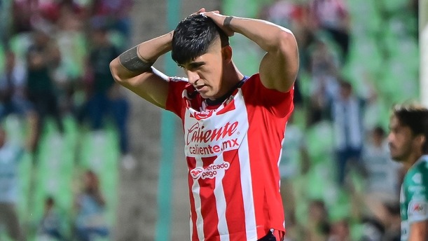 Alan Pulido falló un penal en el Santos vs Chivas del AP2025 (Imago7)