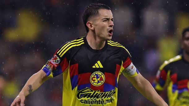 Álvaro Fidalgo entrenó con protección en las rodillas (Imago7)