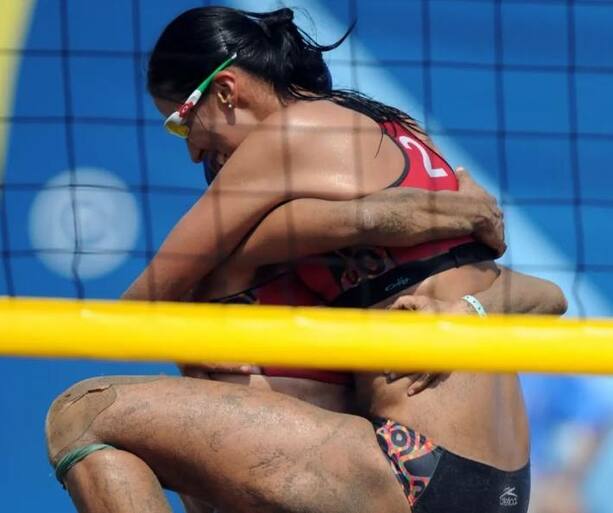 Bibiana Candelas abraza a Mayra García en Juegos Panamericanos 2011 (@bibicandelas)