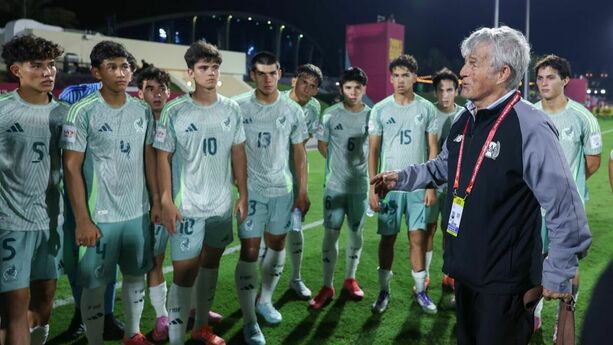 Bora Milutinovic con los jóvenes mexicanos en el Mundial Sub-17 (Cortesía)