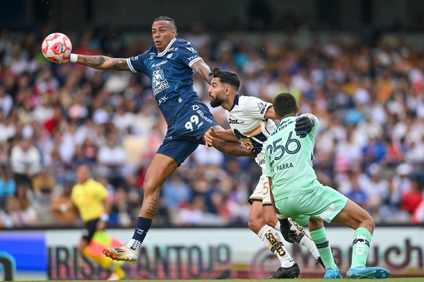 Jugada del Pumas vs Pachuca del AP2025 (Imago7)
