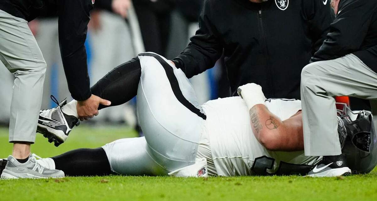 Jackson Powers-Johnson estará fuera de Raiders un buen tiempo (Reuters)