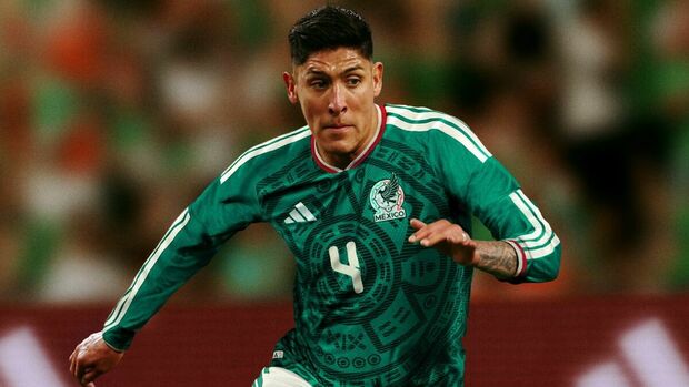 Edson Álvarez con la nueva camiseta de México (adidas)