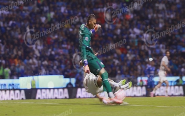 Momento en que se lesionó Kevin Mier (mediotiempo)