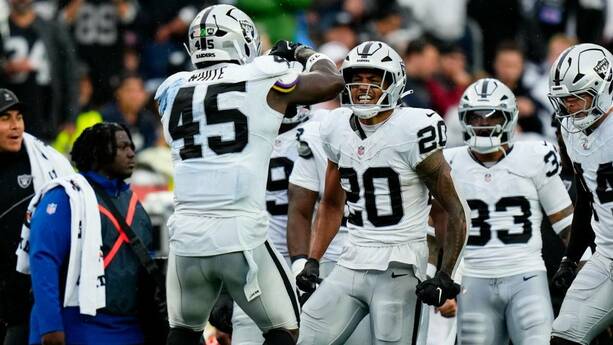 Las Vegas Raiders festejan en Foxboro (@Raiders)