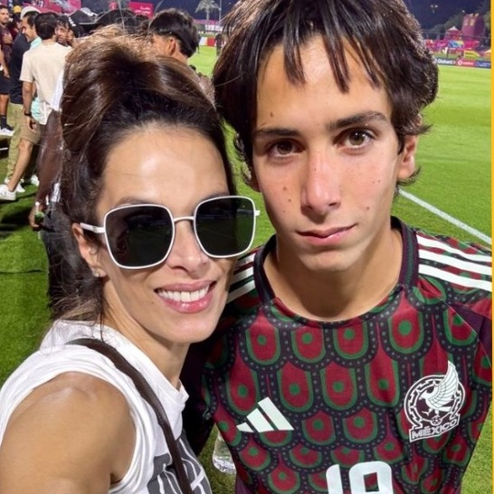 Mamá de Lucca Vuoso calienta el México vs Argentina Sub-17 (@Marsherams81 | Mexsport)